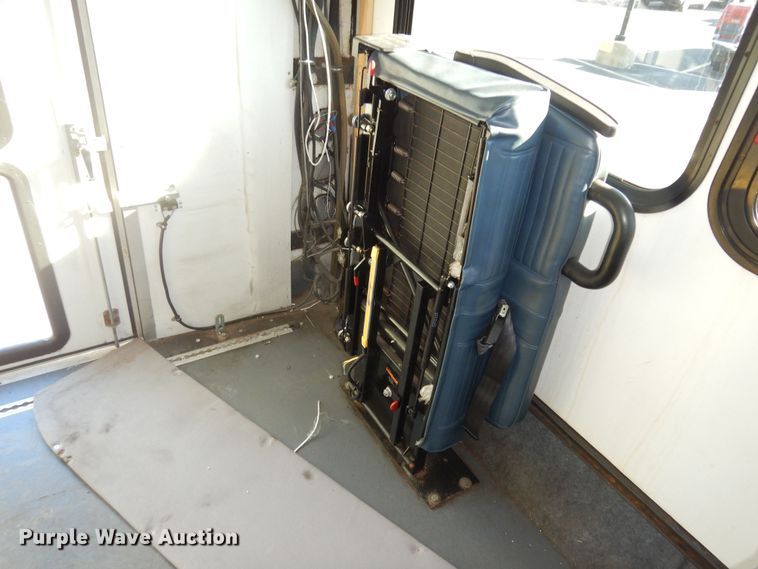 image for item DK1797 2015 Ford E450 Super Duty  shuttle bus