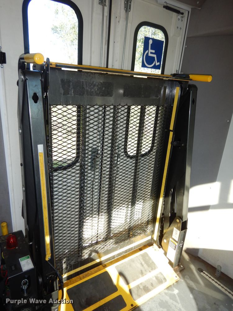 image for item DK1797 2015 Ford E450 Super Duty  shuttle bus