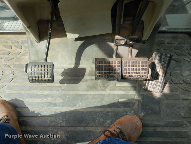 image for item DK1840 2005 AGCO RT100  MFWD tractor