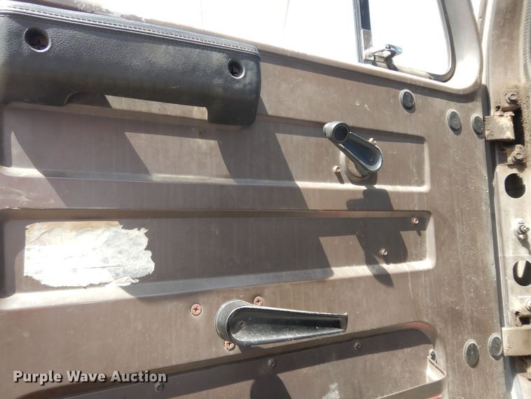 image for item DK1853 1993 International 4900  tanker fire truck