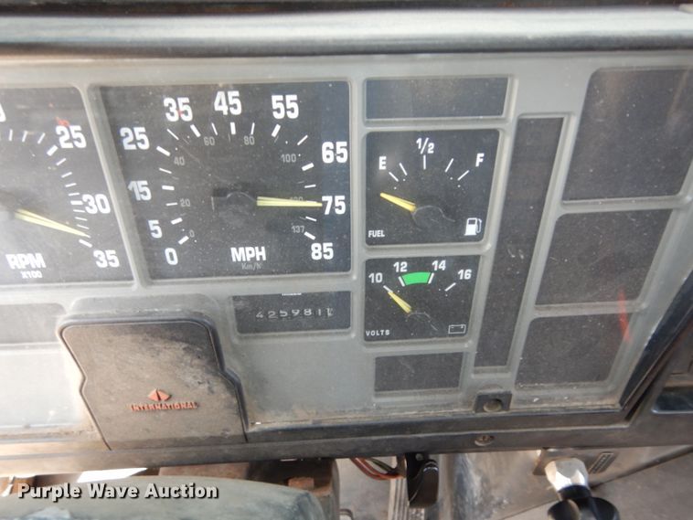 image for item DK1853 1993 International 4900  tanker fire truck