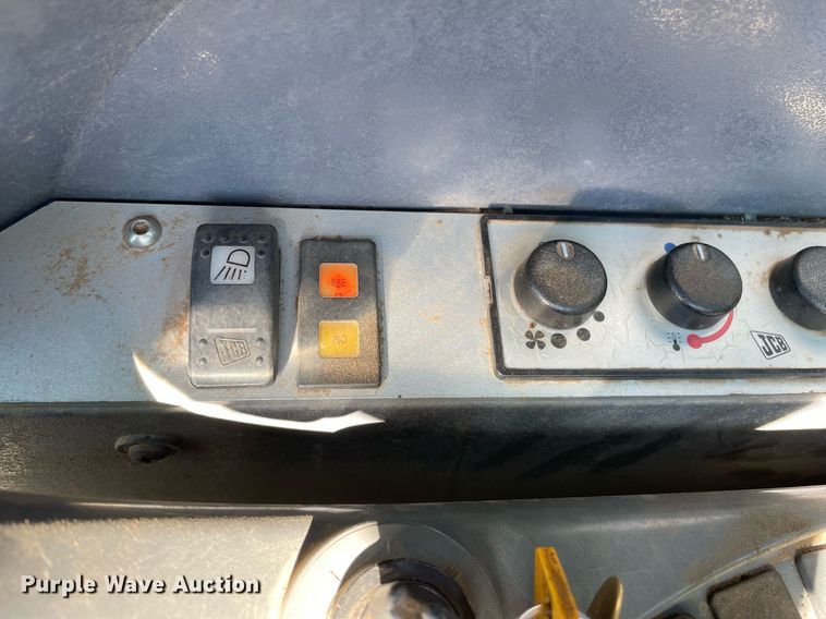 image for item DK7372 2004 JCB JS220  excavator