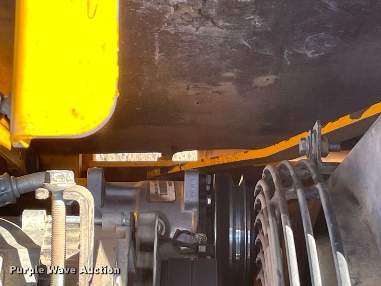 image for item DK7372 2004 JCB JS220  excavator