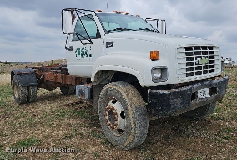 image for item DO4336 1999 Chevrolet C7500  hook lift truck