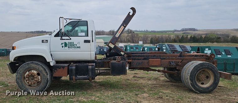 image for item DO4336 1999 Chevrolet C7500  hook lift truck