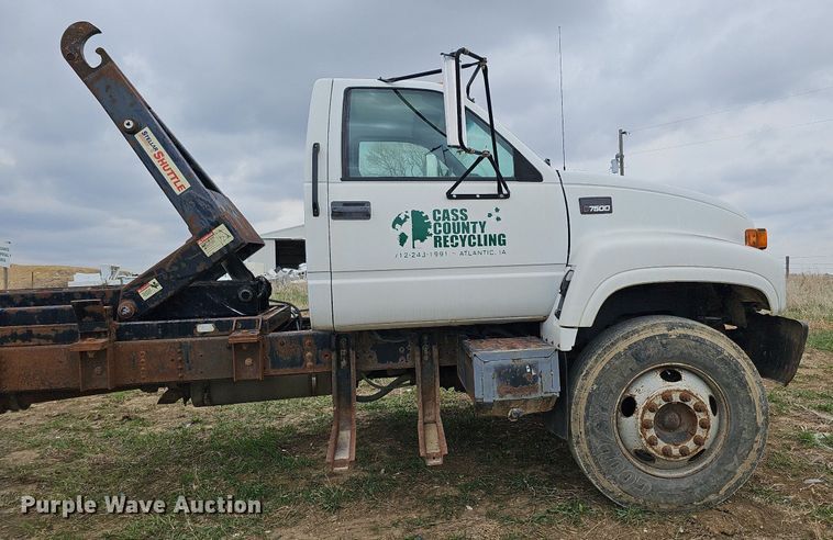 image for item DO4336 1999 Chevrolet C7500  hook lift truck