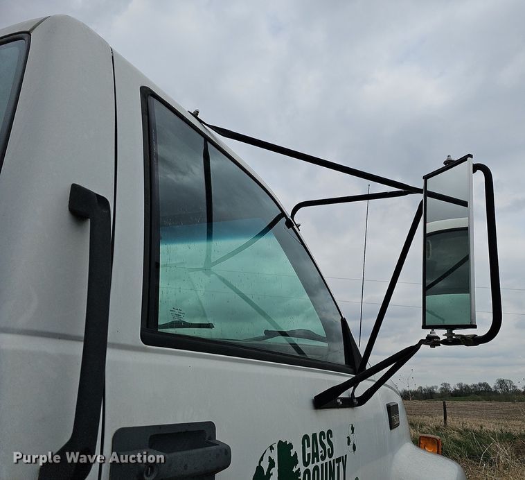 image for item DO4336 1999 Chevrolet C7500  hook lift truck