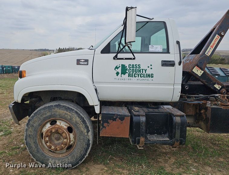 image for item DO4336 1999 Chevrolet C7500  hook lift truck