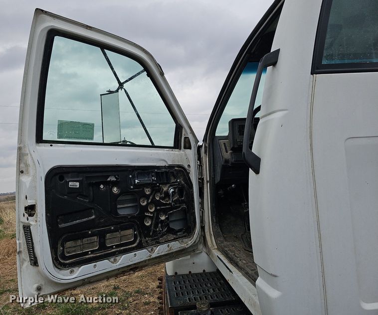 image for item DO4336 1999 Chevrolet C7500  hook lift truck
