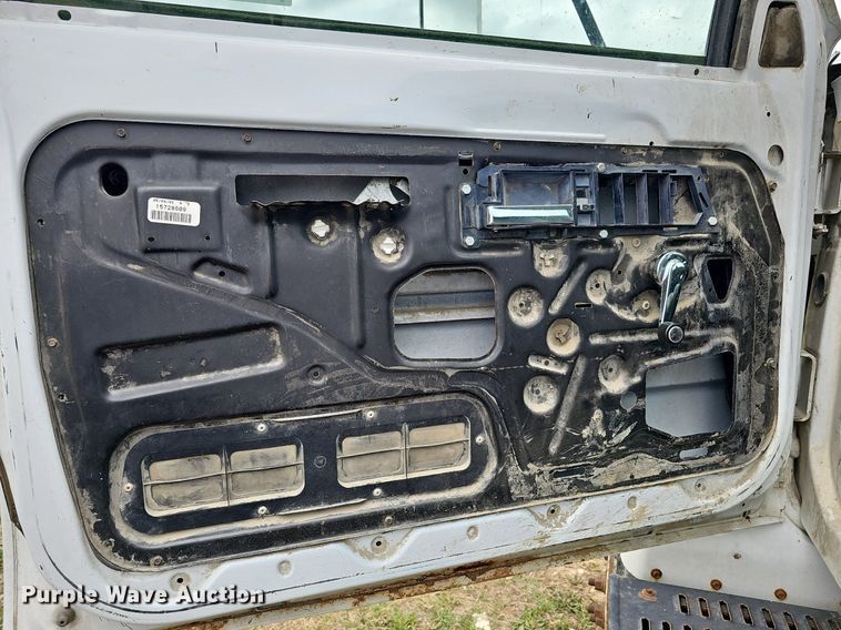 image for item DO4336 1999 Chevrolet C7500  hook lift truck