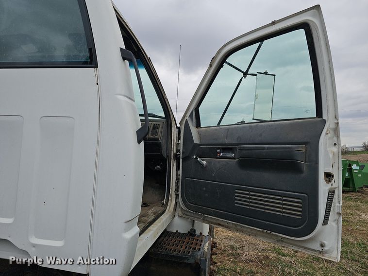 image for item DO4336 1999 Chevrolet C7500  hook lift truck