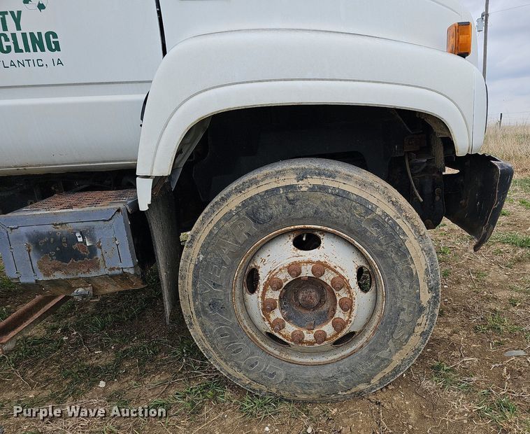 image for item DO4336 1999 Chevrolet C7500  hook lift truck