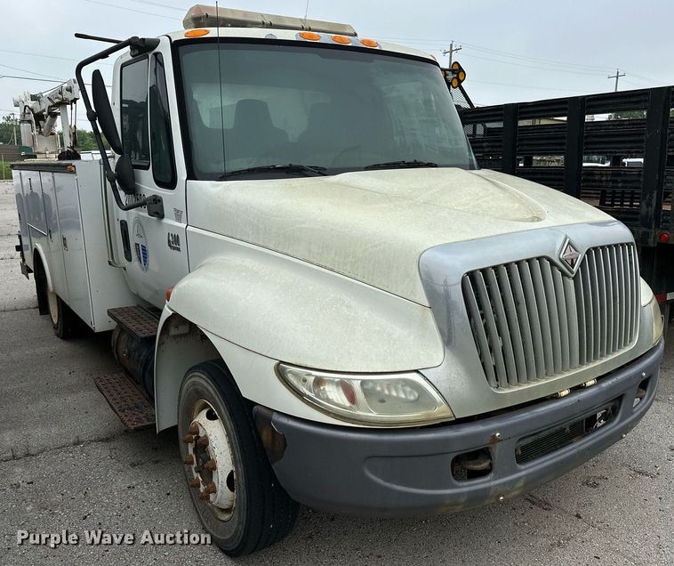 image for item DP3092 2002 International 4300  utility / service truck