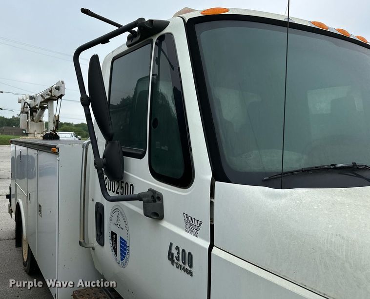 image for item DP3092 2002 International 4300  utility / service truck