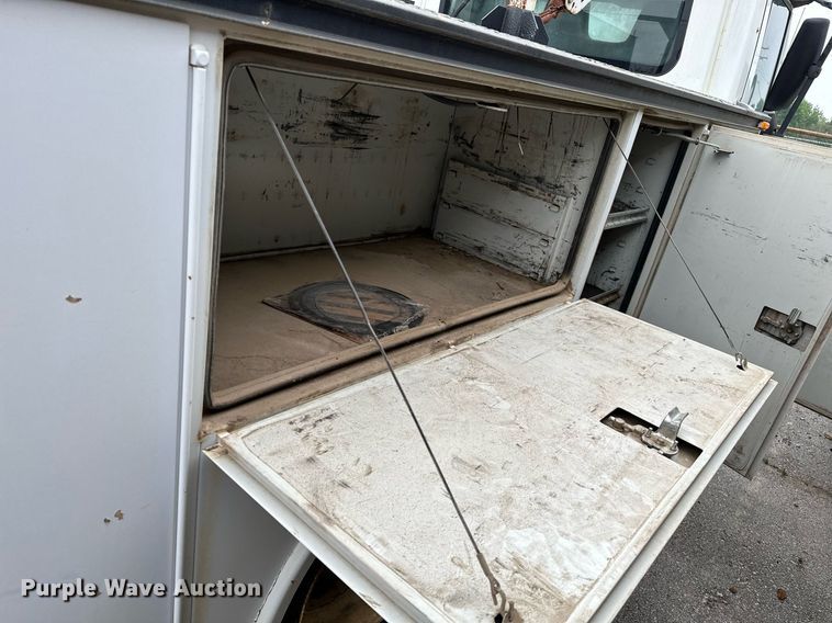 image for item DP3092 2002 International 4300  utility / service truck