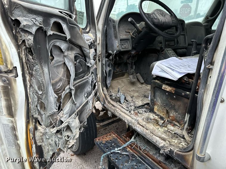 image for item DP3092 2002 International 4300  utility / service truck