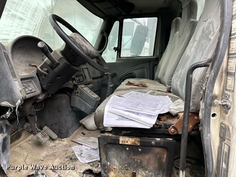 image for item DP3092 2002 International 4300  utility / service truck