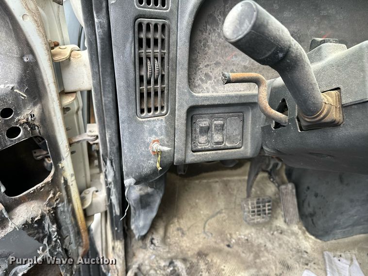 image for item DP3092 2002 International 4300  utility / service truck