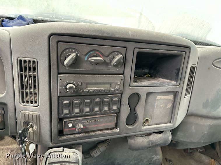 image for item DP3092 2002 International 4300  utility / service truck