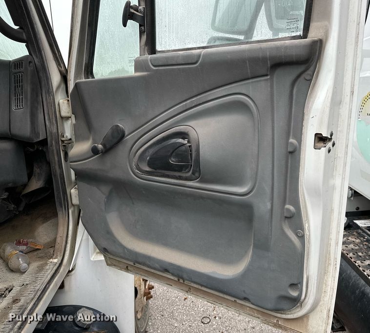 image for item DP3092 2002 International 4300  utility / service truck