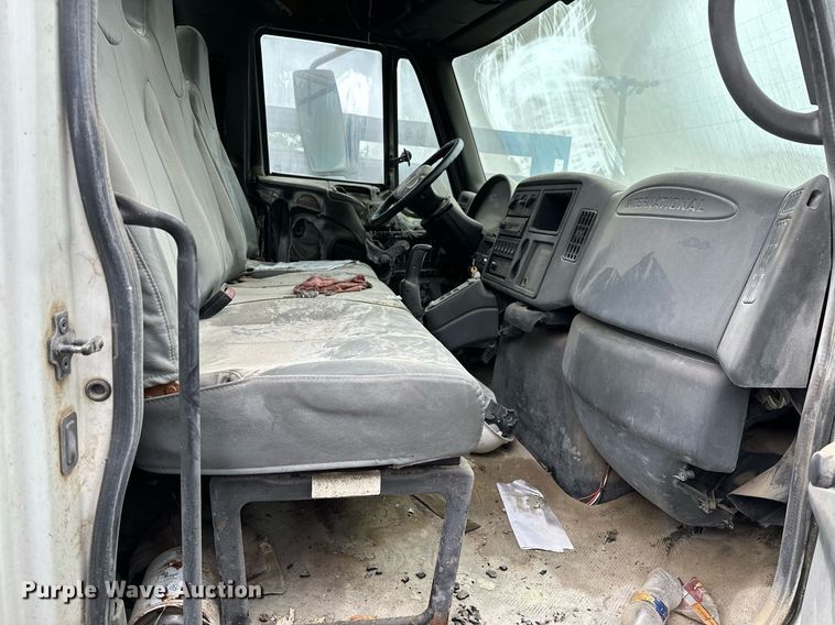 image for item DP3092 2002 International 4300  utility / service truck