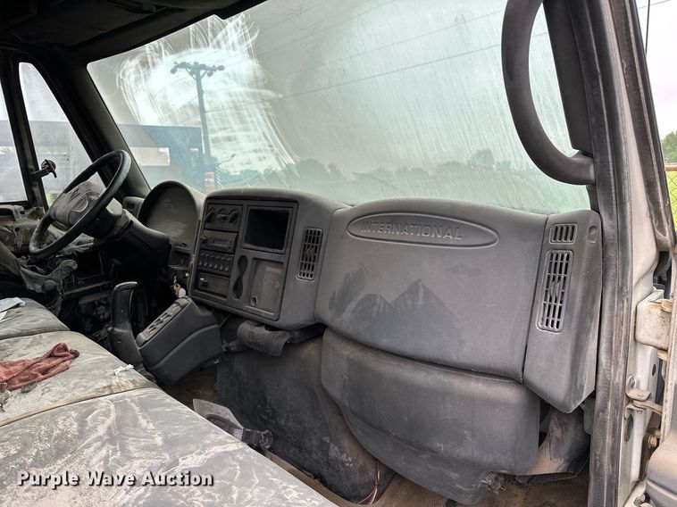 image for item DP3092 2002 International 4300  utility / service truck