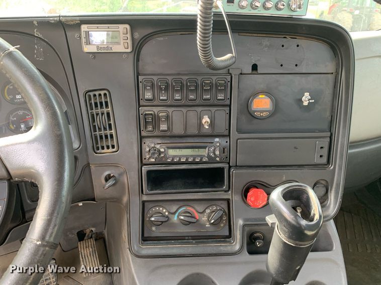 image for item DP8643 2014 International ProStar 113  semi truck