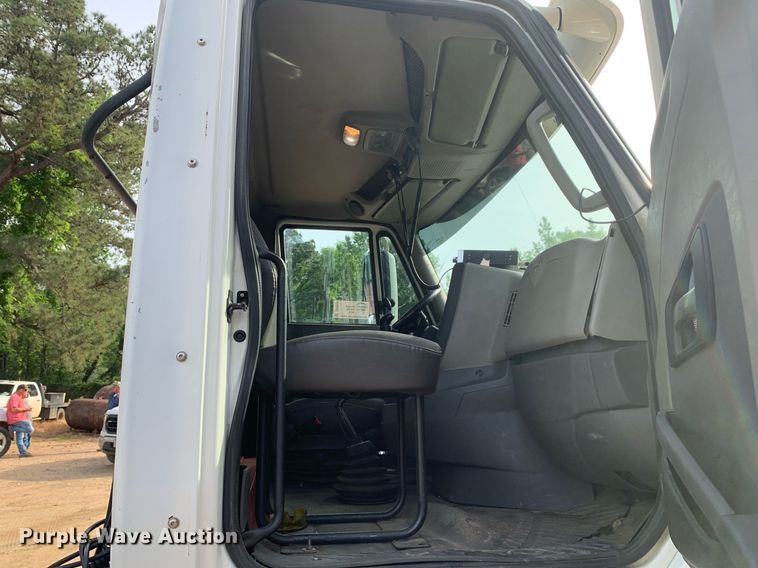 image for item DP8643 2014 International ProStar 113  semi truck