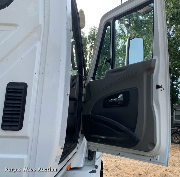 image for item DP8643 2014 International ProStar 113  semi truck