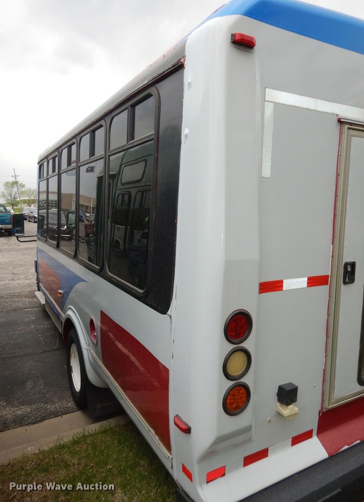 image for item IB9859 2011 Ford Econoline E450 Super Duty  shuttle bus