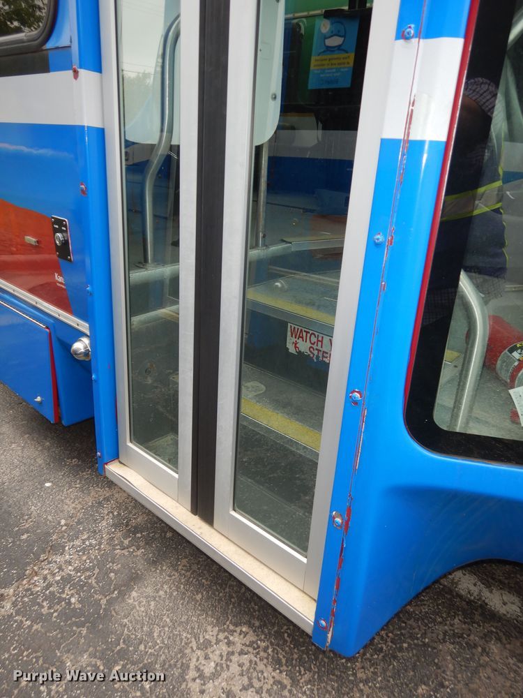 image for item IB9859 2011 Ford Econoline E450 Super Duty  shuttle bus