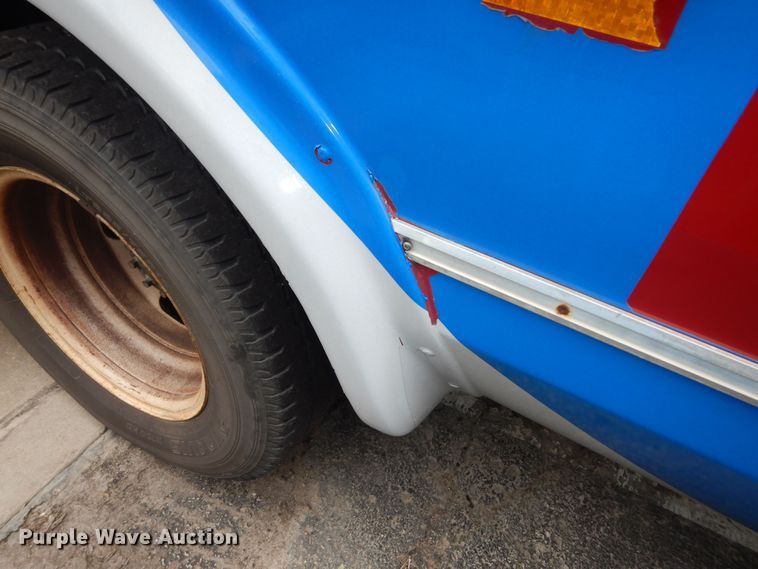 image for item IB9859 2011 Ford Econoline E450 Super Duty  shuttle bus