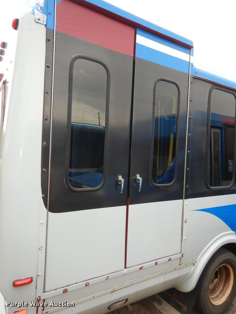 image for item IB9859 2011 Ford Econoline E450 Super Duty  shuttle bus