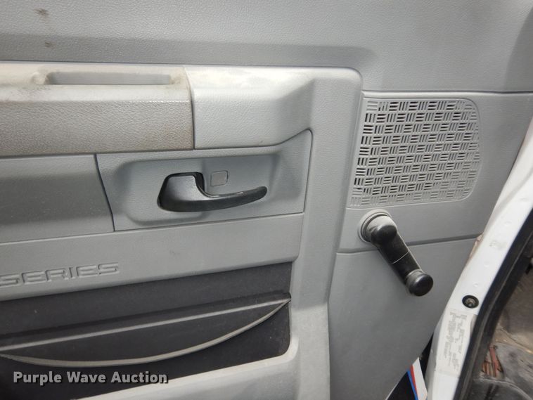 image for item IB9859 2011 Ford Econoline E450 Super Duty  shuttle bus