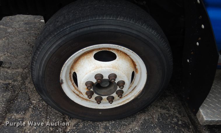 image for item IB9859 2011 Ford Econoline E450 Super Duty  shuttle bus