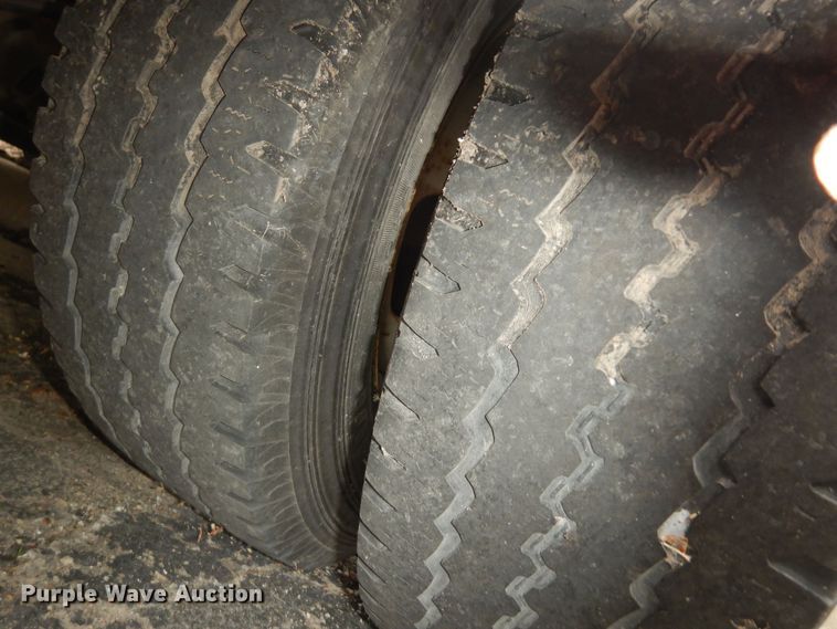 image for item IB9859 2011 Ford Econoline E450 Super Duty  shuttle bus