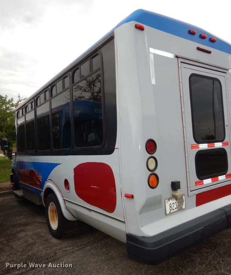 image for item IB9860 2012 Ford Econoline E450 Super Duty  shuttle bus