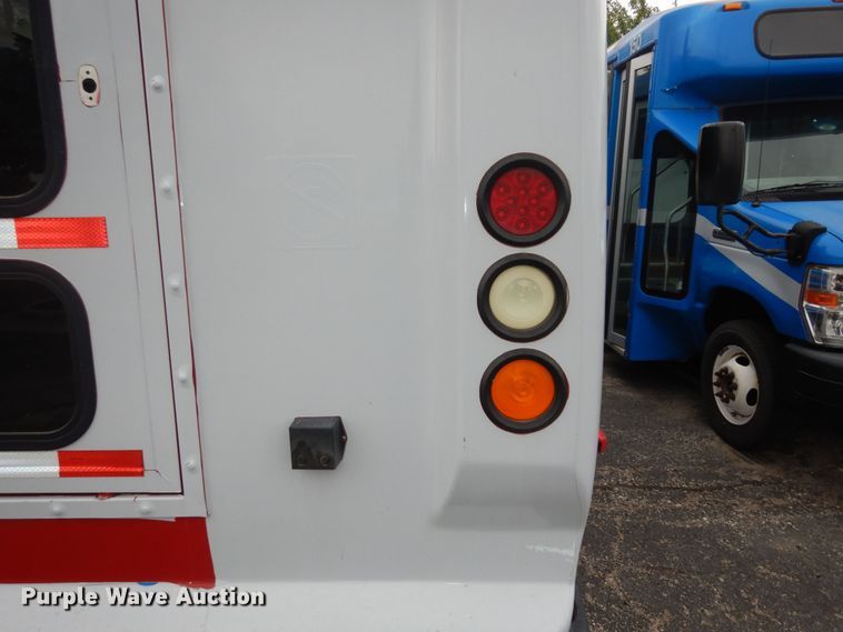 image for item IB9860 2012 Ford Econoline E450 Super Duty  shuttle bus