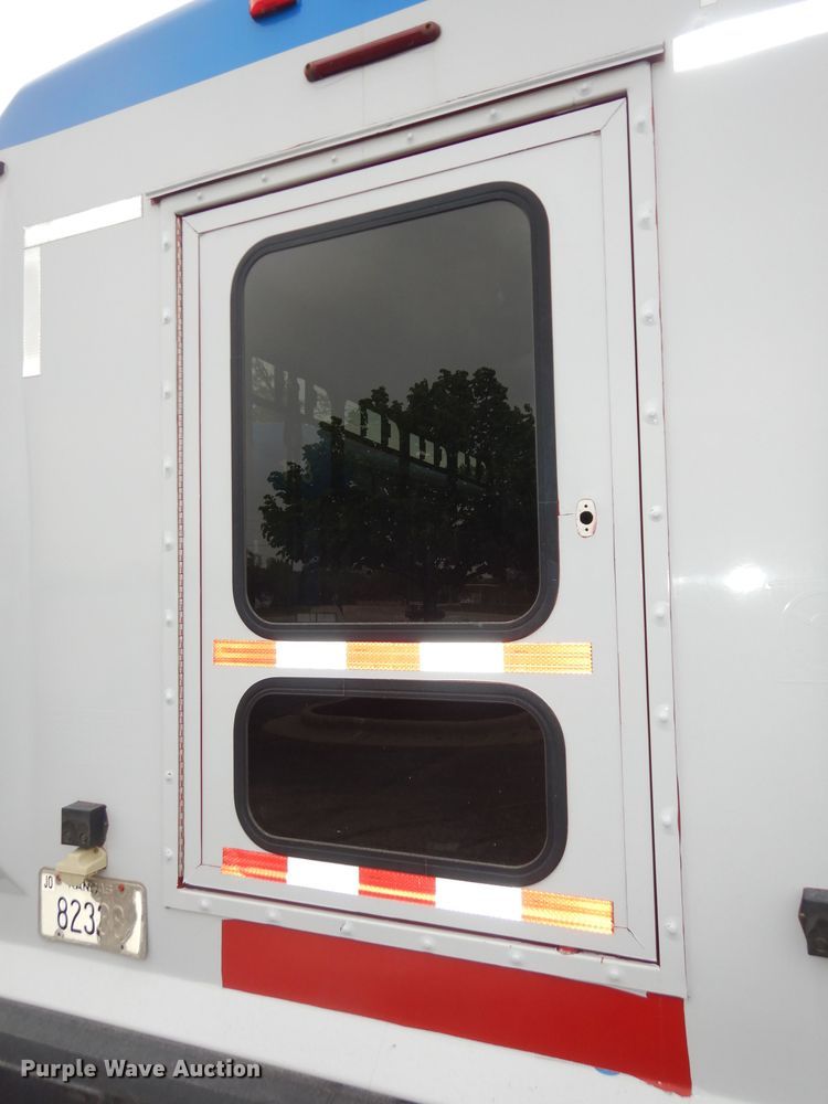 image for item IB9860 2012 Ford Econoline E450 Super Duty  shuttle bus