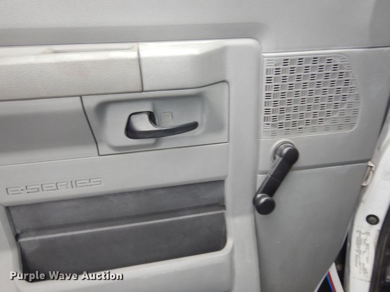 image for item IB9860 2012 Ford Econoline E450 Super Duty  shuttle bus