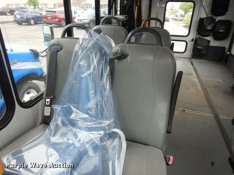 image for item IB9860 2012 Ford Econoline E450 Super Duty  shuttle bus