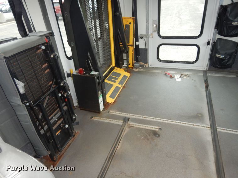 image for item IB9860 2012 Ford Econoline E450 Super Duty  shuttle bus