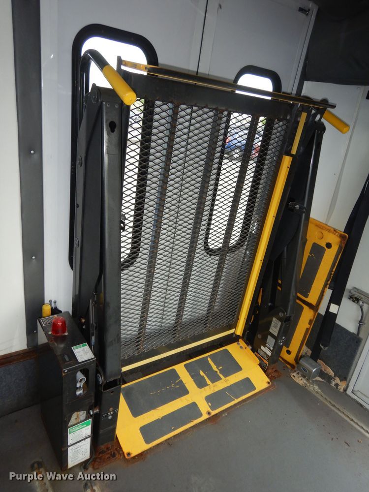 image for item IB9860 2012 Ford Econoline E450 Super Duty  shuttle bus