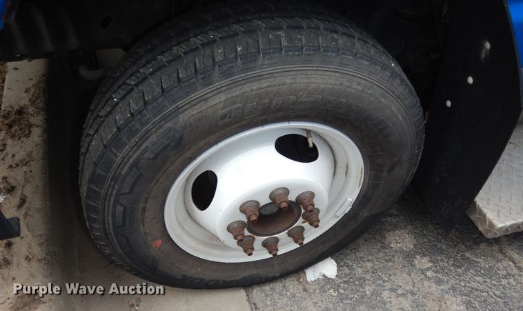 image for item IB9860 2012 Ford Econoline E450 Super Duty  shuttle bus