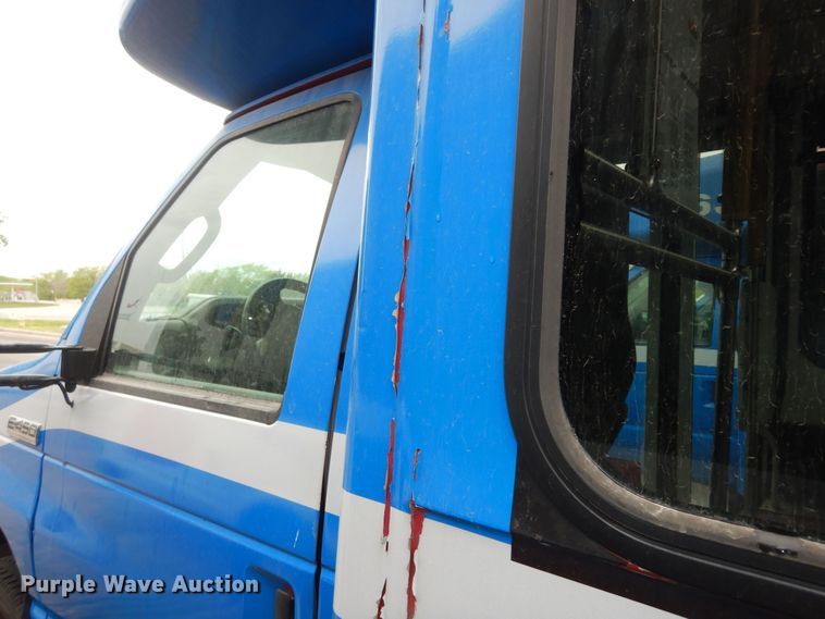 image for item IB9861 2011 Ford Econoline E450 Super Duty  shuttle bus