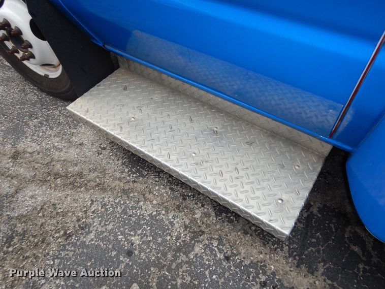 image for item IB9861 2011 Ford Econoline E450 Super Duty  shuttle bus