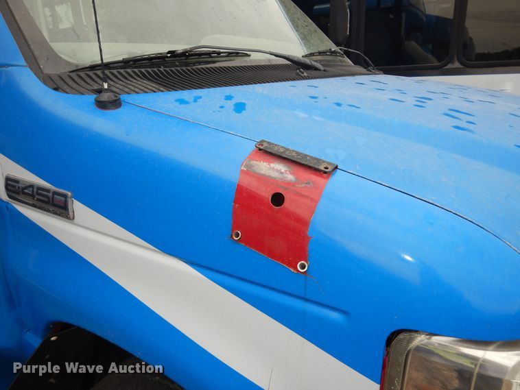 image for item IB9861 2011 Ford Econoline E450 Super Duty  shuttle bus