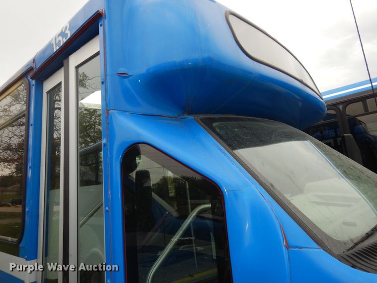 image for item IB9861 2011 Ford Econoline E450 Super Duty  shuttle bus