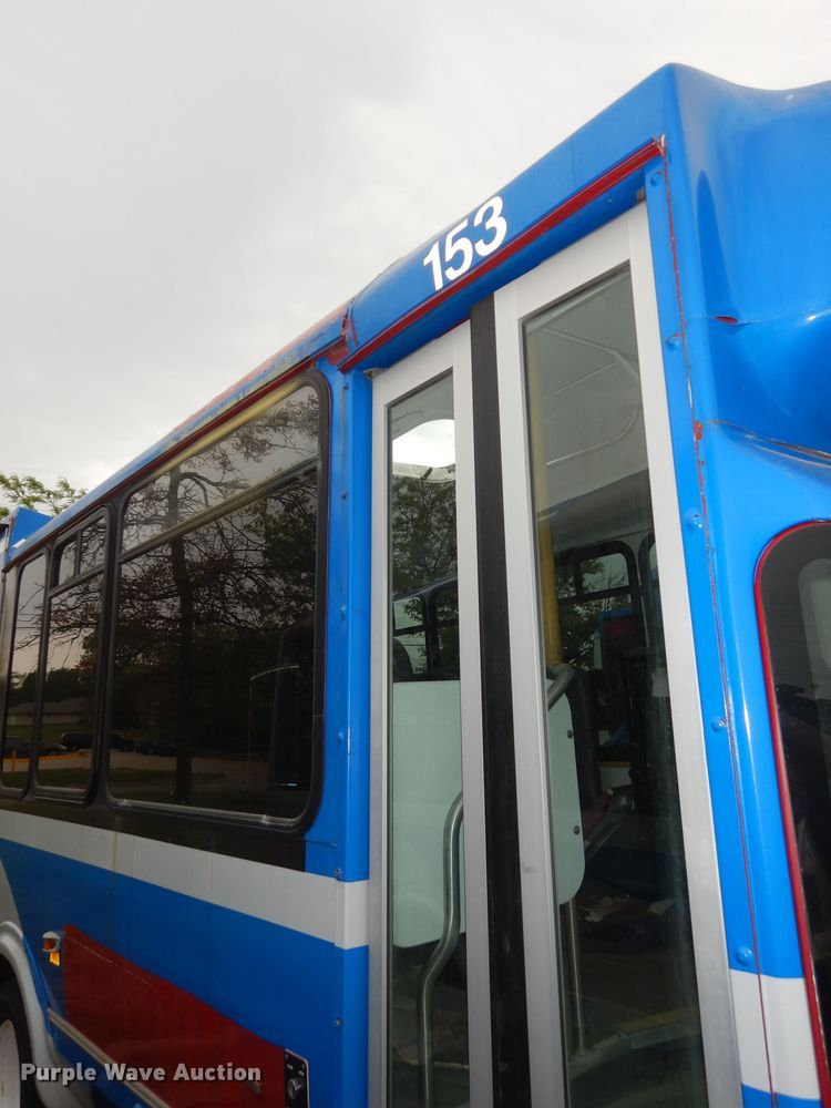 image for item IB9861 2011 Ford Econoline E450 Super Duty  shuttle bus