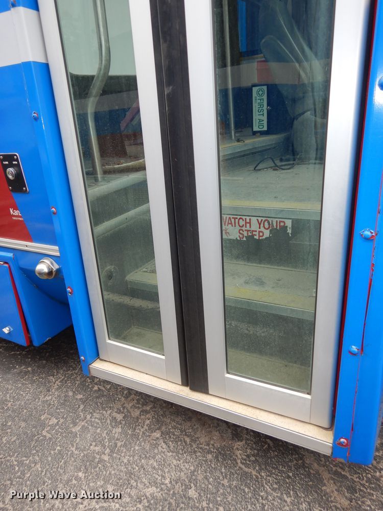 image for item IB9861 2011 Ford Econoline E450 Super Duty  shuttle bus